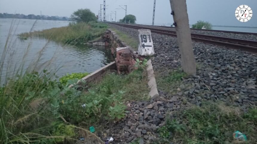 गंगा के बढ़ते जलस्तर के कारण धीमी गति से चलती ट्रेन