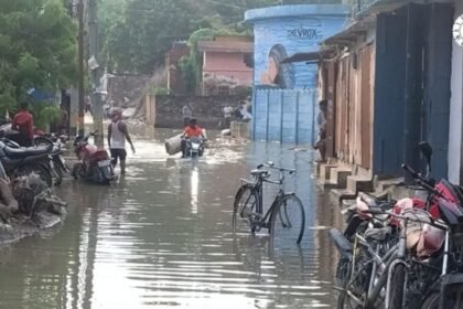 छपरा के निचले इलाकों में सरयू नदी का बढ़ता बाढ़ का पानी