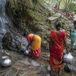 जमुई के ऊपरी केरवातरी में झरने से पानी लाती महिलाएं
