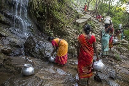 जमुई के ऊपरी केरवातरी में झरने से पानी लाती महिलाएं