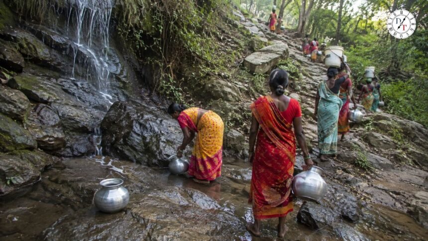 जमुई के ऊपरी केरवातरी में झरने से पानी लाती महिलाएं