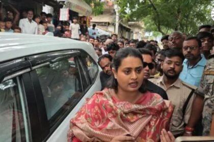 जमुई में सात वर्षीय बच्ची की हत्या मामले में पीड़ित परिवार से मिलीं श्रेयसी सिंह