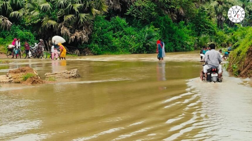 धोरैया के कुरमा गांव में मिर्चनी नदी के पानी में आवागमन करते ग्रामीण