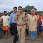 नालंदा के दरियापुर में जर्जर पुल बंद करते प्रशासनिक अधिकारी