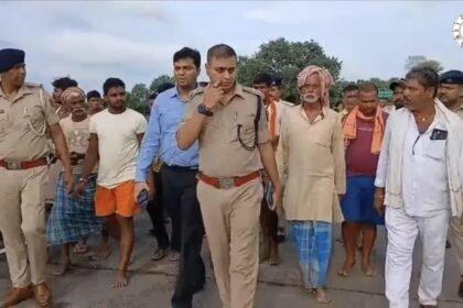 नालंदा के दरियापुर में जर्जर पुल बंद करते प्रशासनिक अधिकारी