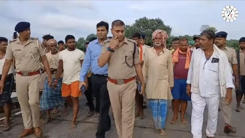 नालंदा के दरियापुर में जर्जर पुल बंद करते प्रशासनिक अधिकारी