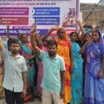 नालंदा में 41 लोगों पर प्राथमिकी के बाद एसपी से शिकायत करते ग्रामीण