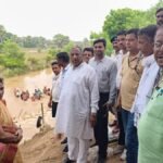 नालंदा में जलमग्न इलाकों का मोटर बोट से जायजा लेते सांसद कौशलेंद्र कुमार