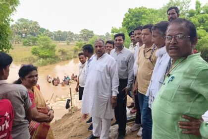 नालंदा में जलमग्न इलाकों का मोटर बोट से जायजा लेते सांसद कौशलेंद्र कुमार
