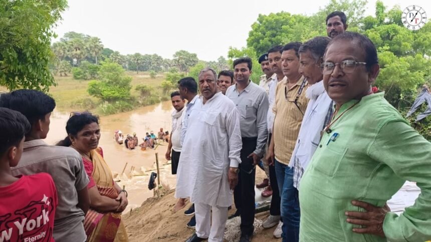 नालंदा में जलमग्न इलाकों का मोटर बोट से जायजा लेते सांसद कौशलेंद्र कुमार