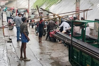 पटना में बढ़ते गंगा जलस्तर के बाद घाटों पर बैरिकेडिंग