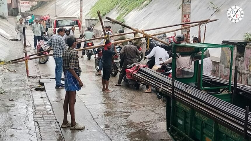 पटना में बढ़ते गंगा जलस्तर के बाद घाटों पर बैरिकेडिंग