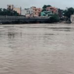 पुनपुन नदी का पानी रेलवे पुल तक पहुंचने के बाद पटना-गया रेलखंड प्रभावित