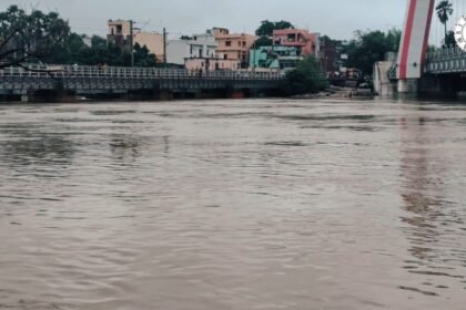 पुनपुन नदी का पानी रेलवे पुल तक पहुंचने के बाद पटना-गया रेलखंड प्रभावित
