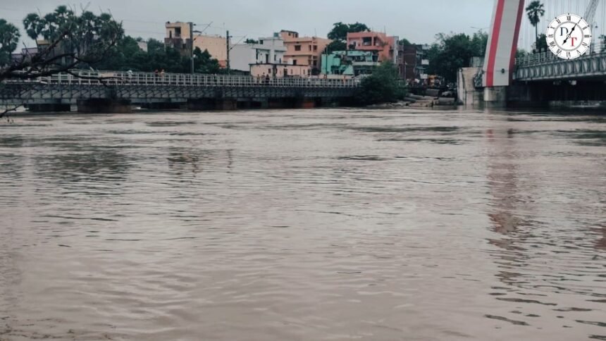 पुनपुन नदी का पानी रेलवे पुल तक पहुंचने के बाद पटना-गया रेलखंड प्रभावित