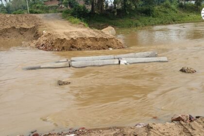 बांका के बेलहर में लोहागर नदी का बारिश में बहा डायवर्जन