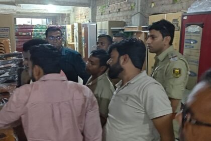 महुआ में फर्नीचर दुकान में लूट की कोशिश के दौरान बरामद पिस्टल