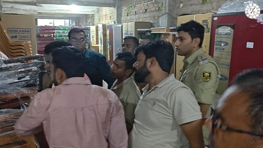 महुआ में फर्नीचर दुकान में लूट की कोशिश के दौरान बरामद पिस्टल