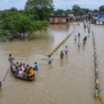राघोपुर में गंगा के बाढ़ के पानी से डूबी सड़क