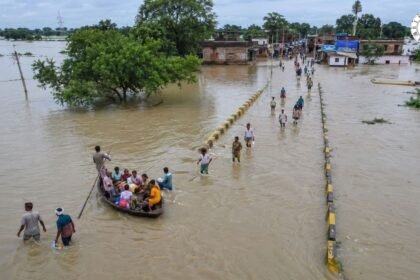 राघोपुर में गंगा के बाढ़ के पानी से डूबी सड़क