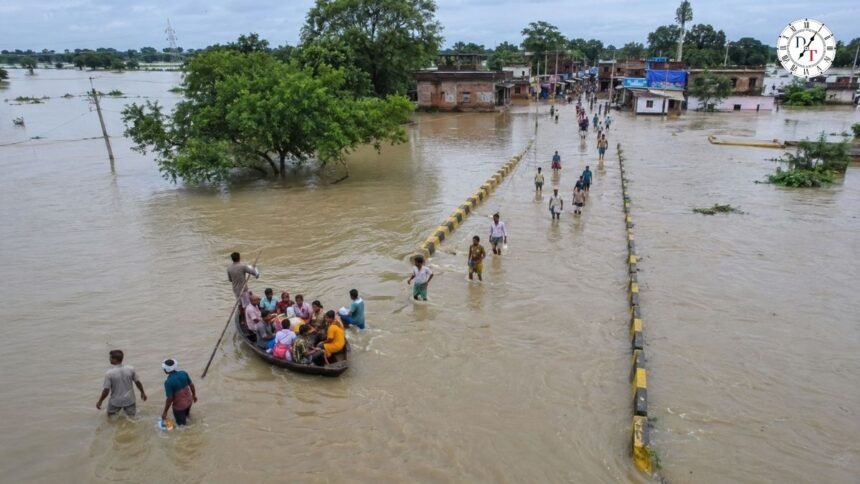 राघोपुर में गंगा के बाढ़ के पानी से डूबी सड़क
