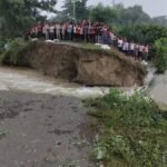 सारण के दरियापुर में टूटा मही नदी का तटबंध और गांवों में घुसा बाढ़ का पानी