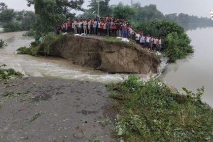 सारण के दरियापुर में टूटा मही नदी का तटबंध और गांवों में घुसा बाढ़ का पानी