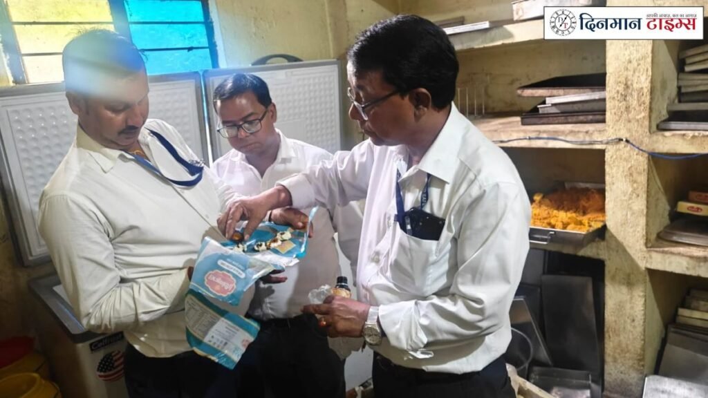 जांच करते खाद्य सुरक्षा अधिकारी