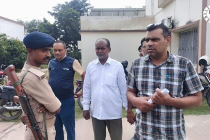 Arwal News: 16 हजार रिश्वत लेते राजस्व कर्मचारी गिरफ्तार