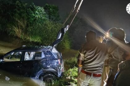 बांका में तालाब में SUV गिरी, NDRF बुलाई गई