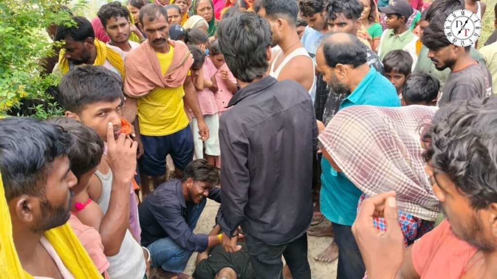गंगा के बाढ़ पानी में डूबे चाचा-भतीजे