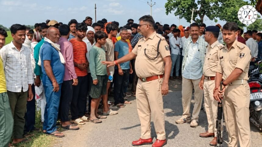 Buxar के डुमरांव में युवक की हत्या के बाद घटनास्थल पर जांच करती पुलिस