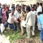 Gopalganj Flood: जमींदारी बांध टूटने के बाद एसपी ने खुद उठाया जियो बैग