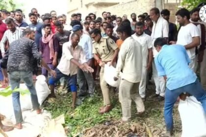 Gopalganj Flood: जमींदारी बांध टूटने के बाद एसपी ने खुद उठाया जियो बैग