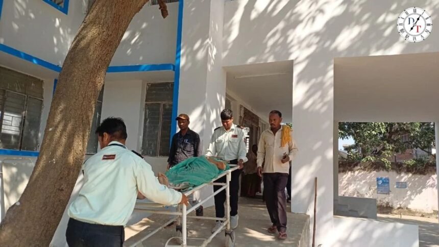 गुठनी प्रखंड कार्यालय में गेट गिरा, सफाईकर्मी घायल