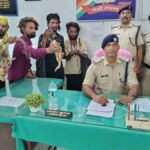 जनसेवा एक्सप्रेस में सांप दिखाकर पैसे मांगते छह सपेरे पकड़े गए
