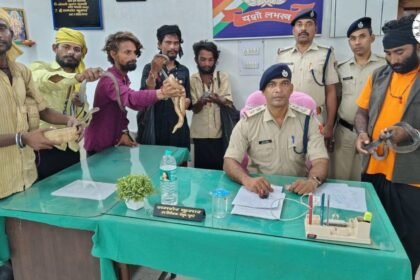 जनसेवा एक्सप्रेस में सांप दिखाकर पैसे मांगते छह सपेरे पकड़े गए