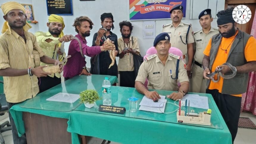 जनसेवा एक्सप्रेस में सांप दिखाकर पैसे मांगते छह सपेरे पकड़े गए