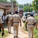 वादा के कादिरगंज में लापता तीन बच्चों की तलाश करती पुलिस