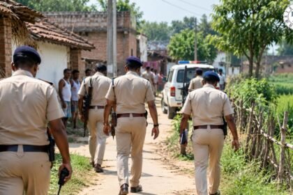 वादा के कादिरगंज में लापता तीन बच्चों की तलाश करती पुलिस