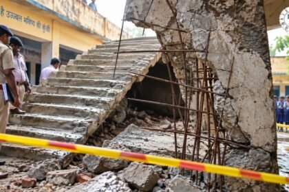 Khagaria School Accident: जर्जर सीढ़ी ने ली छात्रा की जान