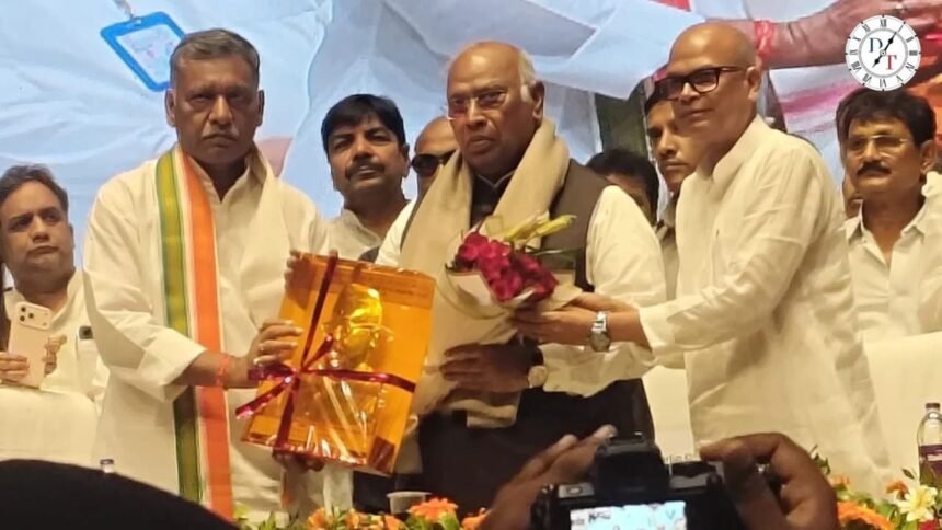 खरगे का भाजपा पर हमला, बैलेट पेपर से चुनाव की मांग