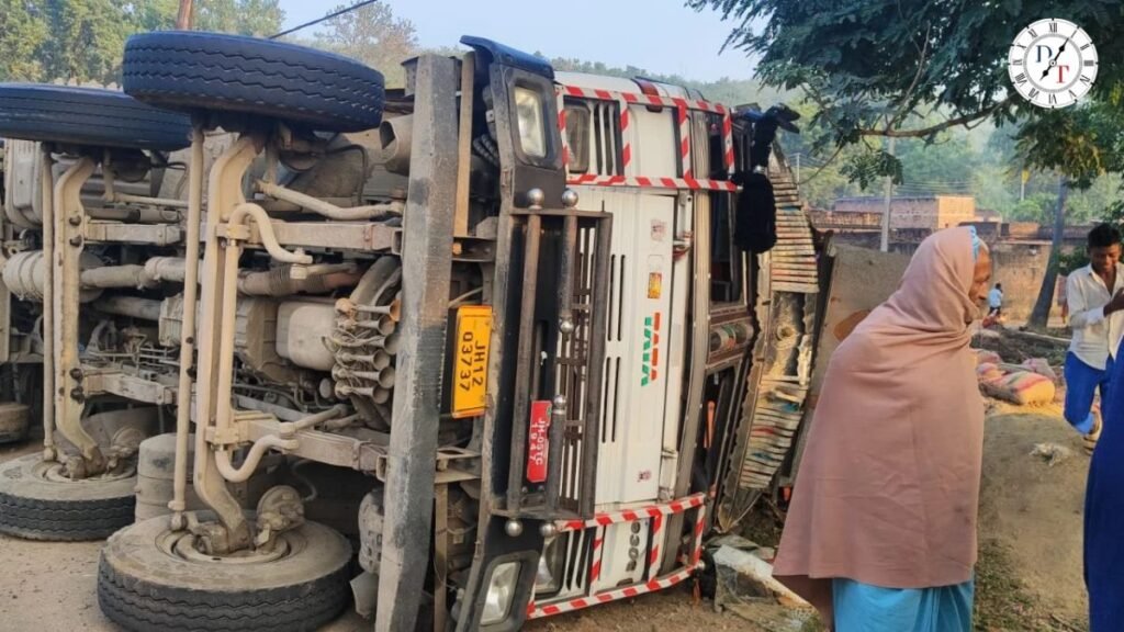 नवादा में आलू लदा 18 चक्का ट्रक पलटा