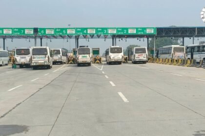 Nalanda, पैठना टोल प्लाजा पर बस संचालकों का प्रदर्शन