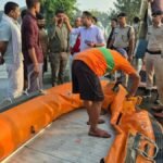 Saran Flood: NH-722 पर बाढ़ का पानी, नाव से पहुंचे डीएम-एसपी