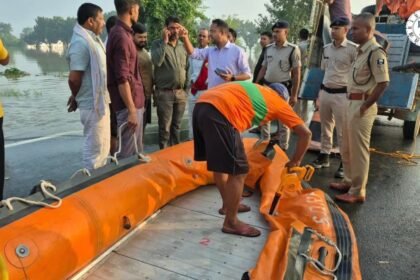 Saran Flood: NH-722 पर बाढ़ का पानी, नाव से पहुंचे डीएम-एसपी