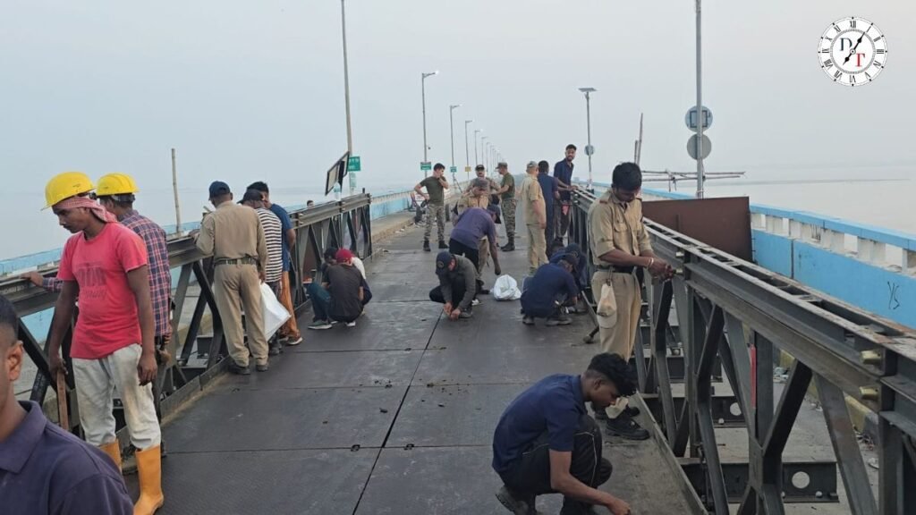 भागलपुर के विक्रमशिला सेतु पर बेली ब्रिज हटाने का काम करती GREF की टीम